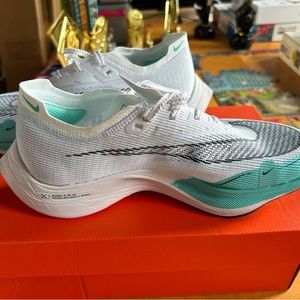 New never worn.  Nike Women's ZoomX Vaporfly size 7.5